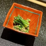 日本料理FUJI - ❽ほうれん草の胡麻和え
      ～この時期の根は凍らないように甘味を蓄えるので根に近い部分はそのまま旨味を味わう。藤枝産の国産胡麻は貴重品。