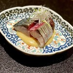 日本料理FUJI - ❿駿河湾の鯖
      ～コンフィのようにオイル煮と蒸で仕上げたふとか鯖が凄かった。先ずは見た目の美しさと厚みに惚れ惚れする。藤枝の玉取茸は肉厚の生椎茸、敷いた味噌をつけて鯖味噌煮によう。この鯖は絶品だね。