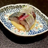 日本料理FUJI - ❿駿河湾の鯖
                    ～コンフィのようにオイル煮と蒸で仕上げたふとか鯖が凄かった。先ずは見た目の美しさと厚みに惚れ惚れする。藤枝の玉取茸は肉厚の生椎茸、敷いた味噌をつけて鯖味噌煮によう。この鯖は絶品だね。
