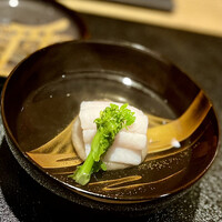 日本料理FUJI - ❹太刀魚と海老芋饅頭の椀物
                      〜昭和初期の骨董椀が美しく、活き〆の太刀魚が映える。敷かれた海老芋饅頭も淡い出汁に溶けださないうちに旨味たっぷり。山椒の芽をのせてインパクト。