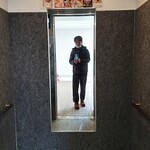 Uobei - エレベーターは鏡も付いた車椅子対応です。