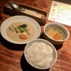 タイ料理 石ニ花サク 六本木 - 週替わりランチメニュー「A 鶏肉ときたあかり、ブロッコリーのイエローカレー」(1000円)