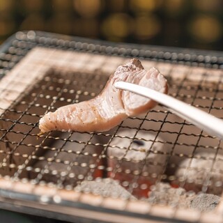 趣のある七輪を使ってセルフ炭焼き