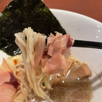 酒肴場 屯 - 終盤、鰹サラダ節を投入して味を整えます