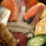 Miyoshi Zushi - ランチ海鮮丼のアップ