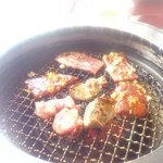 叙々苑 - お肉を焼いている風景