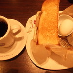 Birion Kohi - モーニング。ﾄｰｽﾄ半切りに、ゆで卵。そして、ｺｸのある珈琲。