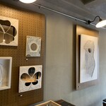 Cafe Garage Bento - アトリエ山口のアキオ山口先生のアート作品をエントランスに展示販売しています。