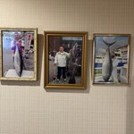 Kateiryouri Minaduru - 店主の釣った魚の写真が貼ってあります。