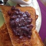 あんじゅ - デニッシュパンに餡子乗せて。