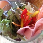 あんじゅ - 海老、ハム、パプリカ、レタス、キャベツのサラダ