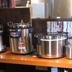 Wagyuu Yakiniku Daikoku - 左から、玉子スープ保温鍋、カレー保温鍋、ご飯ジャー。。食べ放題（≧∇≦）