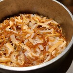 釜飯酔心 - ⑦音戸ちりめん山椒の釜飯
            穴子や牡蠣も良いけど、最近は宮島で穴子も牡蠣も散々食べているので音戸ちりめん山椒を選択
            店名に釜飯と入るだけあって、テーブルの上で炊く釜飯は良い感じ