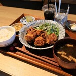 Ashi Teishoku & Diner - 豊後鶏の中津唐揚げ定食（1,000円税込）。