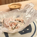 緒方 - 虎河豚。皮は胡麻油でそのまま。身は白子ポン酢に付けて。白子がうまい。