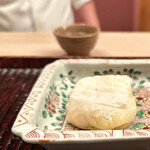 緒方 - 唐墨餅。カウンターで焼いて焼き立てを提供。餅がうまい笑