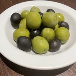 Green olives (with seeds)