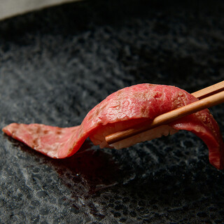 和牛の豊かな旨みが口いっぱいに広がる極上【黒毛和牛のにぎり】