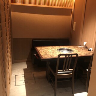 【2F個室テーブル席】
                                          2～4名様用の個室です。
                                          （おひとり様500円の室料）
