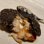 カンテサンス - 中を割ると貝出汁で煮込んだクスクスを焼き固めた下地が出てきました。北寄貝と帆立も入っています