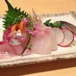 Nihon No Jizake To Shusai Megumi No Okage - 刺身盛り合わせ。シメサバ、真鯛、マグロ、カンパチ。田酒にあう。