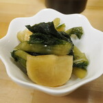 ラーメン 三亀 - 野沢菜と大根の漬物（サービス）