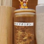 ラーメン 三亀 - 亀仙人が乗っているフライドオニオン