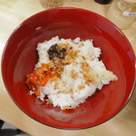 ラーメン 三亀 - ご飯に薬味のせ