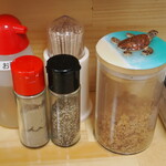 ラーメン 三亀 - 胡椒も2種ある