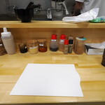 ラーメン 三亀 - 卓上