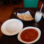 viva goa indian cafe - 真っ白なバスマティライスもプラス　サービスのラッシーは濃いめで好み