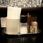 ステーキ英ニ - 塩胡椒、卓上にある調味料