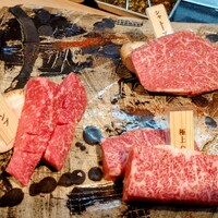 炭火焼肉 肉の匠 ひうち - ランプ(左)、ハラミ(右下)、シャトーブリアン(右上)