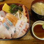 ふる川 - 海鮮丼＝980円
            (味噌汁付)