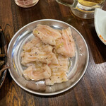 激旨ホルモン魂 - 【シマチョウ880円】税込。◎炭火が凄い勢いで燃えます。シマチョウのこのグニャッとしたゼラチン部分がたまらないし止まらない、甘味が美味しいんですよね。