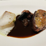 SINAE - ランド産仔鳩のロティ　カカオソース