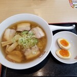 喜多方ラーメン 坂内 - ただのラーメンでも焼豚5枚も入っている。