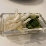 カレーの店 ボンベイ - タマネギときゅうりのピクルス