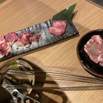 Sumibiyakiniku Yasakai - 特選3種盛り（上カルビ・牛ヒレ横・上牛タン）とハラミ（塩だれ）