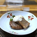 寿し芳 - ◆共通・・お魚の煮付け、とびっこを混ぜた山芋がかけられ、メインを待つ間のいいツマミに。