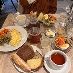 カタネカフェ - パリの朝食サラダセット(¥1,000+税)とオムレツ単品