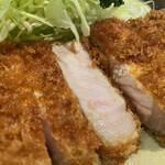 丸和 - しっかり熱が入っていますが、じわりと肉汁が浮かんでいます。