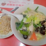 中華料理 愛福楼 - 野菜タン麺+半チャーハン