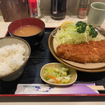 丸和 - とんかつ定食。