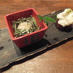 伊藤家のつぼ STAND SUSHI BAR - お通しのじゅんさいと漬け鮪やまかけ(2013/6)