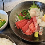 マルカツ - この日の刺身盛合せ定食¥1,000 いなだ、真鯛、かます、さより、さば酢〆　帆立、すみいか、くじら、かじき　今日も美味しかった〜