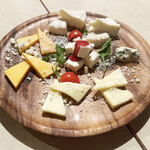 夜景チーズ&ステーキ Buono - チーズの盛り合わせ（1,089円）