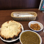 ベンガルカレー亭マンナン - チーズナン　ジャガイモ　カリフラワーのカレー炒め