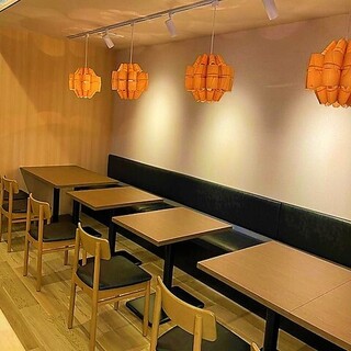 The interior of the store has a calm atmosphere based on wood grain.