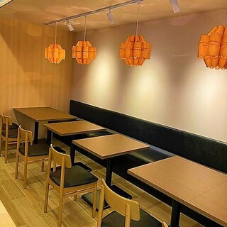 木目を基調とした落ち着いたテイストの店内